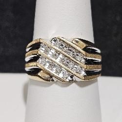 Men's 10KT Gold w Diamonds Ring Sz 9