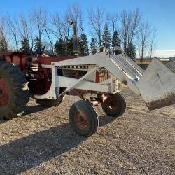 IH Farmall 656 Gas, IH 2000 Hyd. Loader w/Bucket