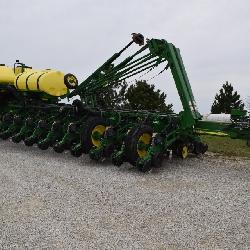 2014 John Deere 1770NT 24 row. 30in. Vacuum planter,