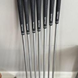 Like New Taylormade P770 RH Golf Clubs