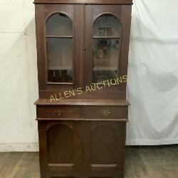 WOODEN 2 DRAWER 4 DOOR HUTCH