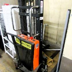 2020 NOBLELIFT SPN22-98 2200LB SEMI-ELECTRIC STACKER