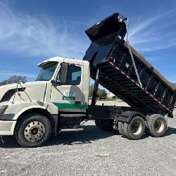 2006 VOLVO DUMP TRUCK