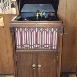 Brunswick US Victrola & Records with Record List