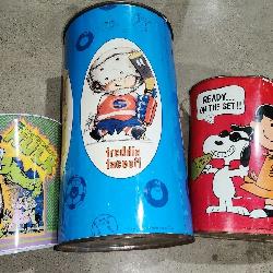 Metal Garbage Cans w/ Peanuts