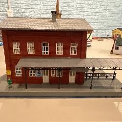 Model Power 480 Ho Scale Mansfield Station