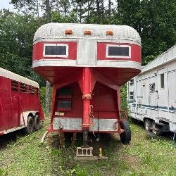 Gooseneck Red Dual-Axle Livestock Trailer