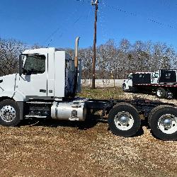 2005 Freightliner Columbia 112 Truck Day Cab