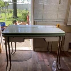 Green Porcelain table with leaves that fold out