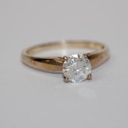 10kt yellow gold Diamond Solitare Ring that featus