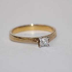 10kt yellow gold  Diamond Ring that features a