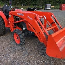 KUBOTA L3301 4x4 TRACTOR w LOADER