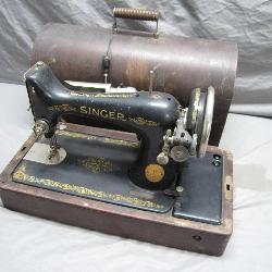 Singer Vintage Sewing Machine With Case