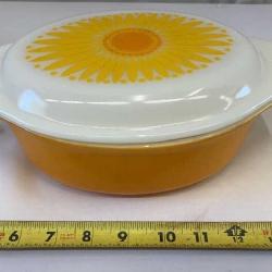 Vintage Pyrex 1 .5 Qt. Daisy Oval Covered Divided