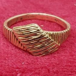 Marked 14K Ribbed Ring size 4.5, 2.22g