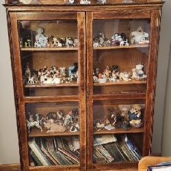 Miscellaneous furniture and knickknacks