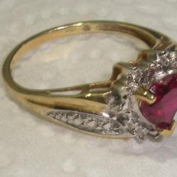 10 KARAT GOLD RING W/ RUBY HEART STONE (SIZE 7)