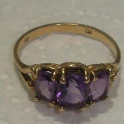 10 KARAT GOLD RING W/ AMETHYST STONE (SIZE 6)