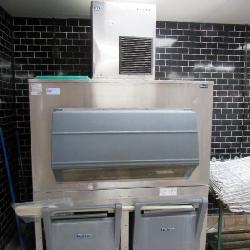 Hoshizaki Self-contained 800lb Ice Flaker With Bin, Carts