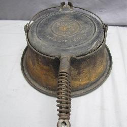 Wagner Ware 1925 Cast Iron Waffle Iron