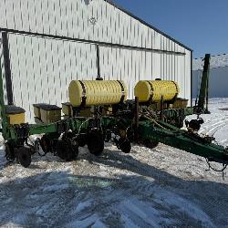 John Deere 7000 Planter - 8 Row