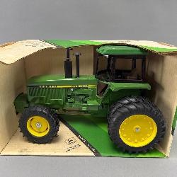 John Deere MFWD Row-Crop Tractor 1/16 Scale