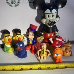 Lot of vintage figurines and finger puppets,