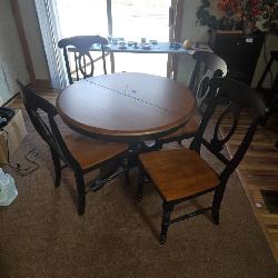 Dining Room Table & Chairs