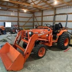 Kubota diesel B2910 tractor with 773 hours on it.