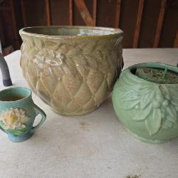Pottery inc. jardiniere, Roseville, etc.