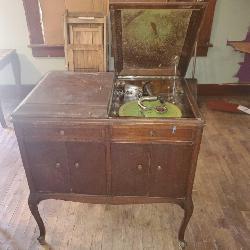 Victor Victrola Model VV-215 antique record cabinet, 1923-1925