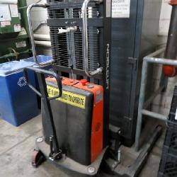 2021 Noblelift Spn22-98 2200lb Semi-electric Stacker