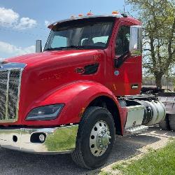2016 - 579 Peterbilt Day Cab Semi. 13 Speed Automatic