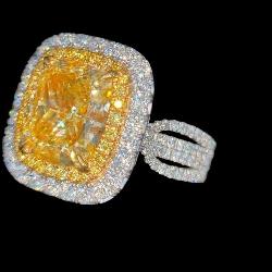 18K RARE 5 CT. YELLOW DIAMOND AND WHITE DIAMOND