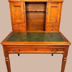 19TH CENT. LEATHER TOP WALNUT PLANTATION DESK