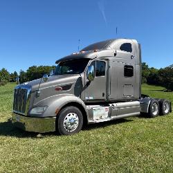 2013 Peterbilt 587 w/ Sleeper Cab