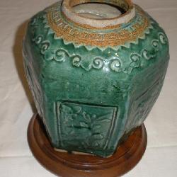 19TH CENTURY CHINESE GREEN GLAZED POTTERY JAR