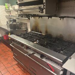 Stove with salimander broiler