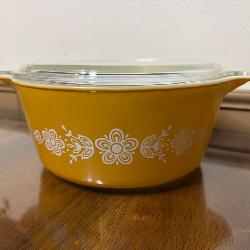 PYREX 2 1/2 Quart Butterfly Gold Casserole Dish