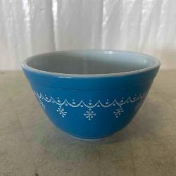 Vintage blue Pyrex �Snowflake Blue� Mixing Bowl