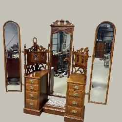 EXCEPTIONAL OAK TRI-FOLDING CHEVELLE VANITY