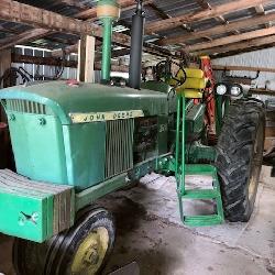 John Deere 2510 gas tractor N/F PTO Hyd, wheel weights SN R27642R
