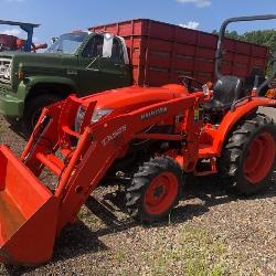 kubota L3301 tractor WITH LOADER
