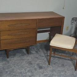 The Real McCoy Co. 4 Drawer Desk Comes with Chair