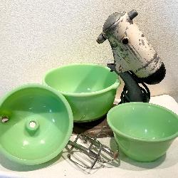 VTG Sunbeam Mixmaster Mixer w/ Uranium Glass Bowls