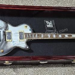 The Who PETE TOWNSHEND Signed Guitar in Case
