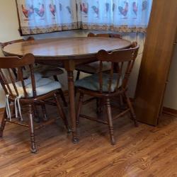 Kitchen Table and chairs with 2 leaves
