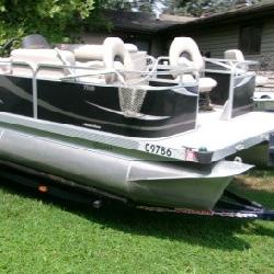 QUEST PONTOON BOAT