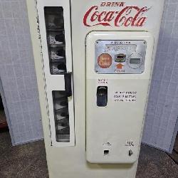 VTG 1972 Coca Cola Cavalier Pop Bottle Machine