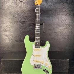 FENDER DELUXE SERIES  STRATOCASTER GUITAR